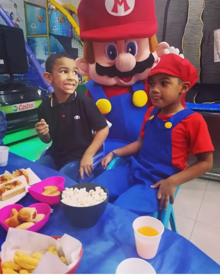 Crianças se divertindo no Buffet Mergulhinho